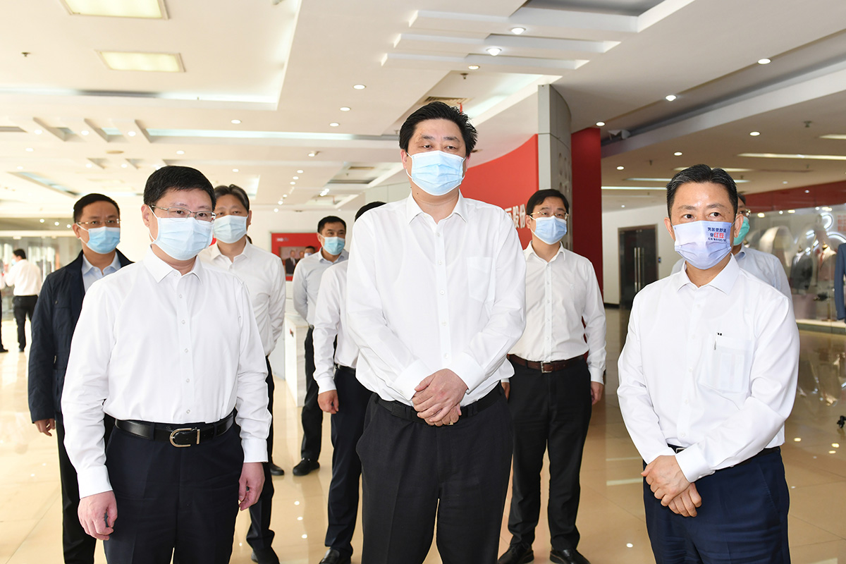 4月12日，無(wú)錫市市長(zhǎng)趙建軍帶隊(duì)深入紅豆集團(tuán)，專題調(diào)研疫情防控和復(fù)工復(fù)產(chǎn)工作。